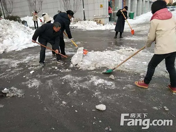 【兴合物业看不见的服务 】迎风扫冰除雪，愿您出行平安