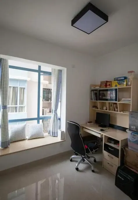 书房,放了个书桌.