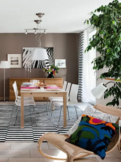 03-One-wall-is-brown-to-mark-the-dining-space-and-make-the-room-look-not-so-narrow.png