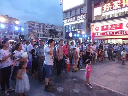 中隆广场巡展活动围观人群