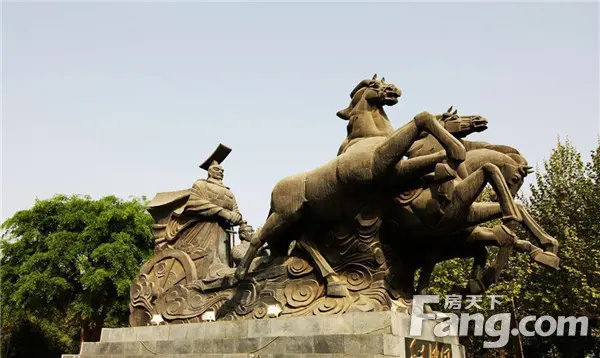 展翅腾飞的火凤凰,凤凰口衔"太阳",谓之"衔阳",取"咸阳"谐音