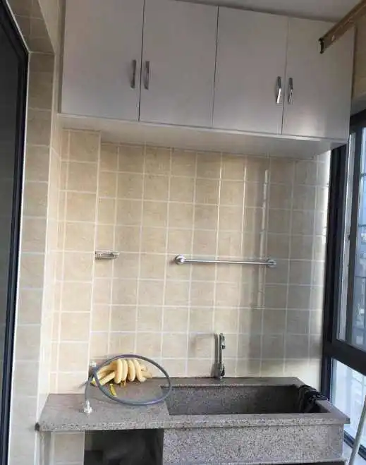 阳台装了洗衣池,吊柜,放了洗衣机,上面做了晾衣杆.