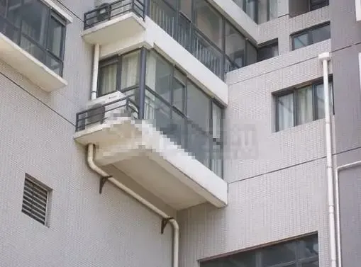 买房万万别选凸阳台,刚入住就懊悔,楼下整天担心掉下来