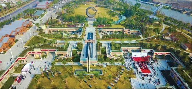 [摘要]                昨天,在市区世纪公园内,随着多家商家试营业