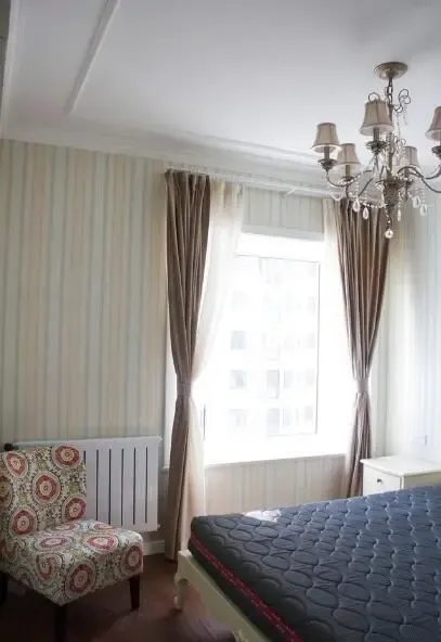 采光还可以,天花板没做到顶,而是打了两圈的石膏线,然后挂上子母灯