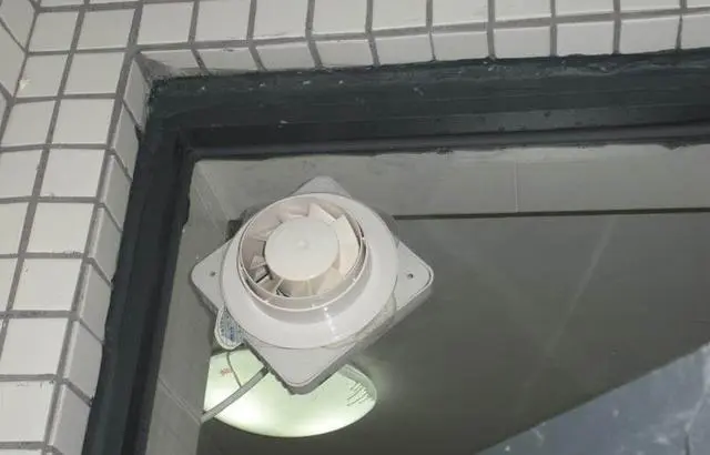 邻居家厨房除了装油烟机还多装了排气扇排烟效果好一倍