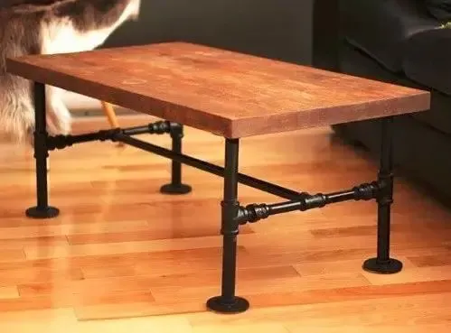 1,废旧灯泡;将几根麻绳绕在这个不能用的灯泡上面,然后将其插几多小花